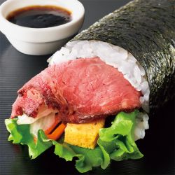 はみ出すローストビーフのサラダ太巻